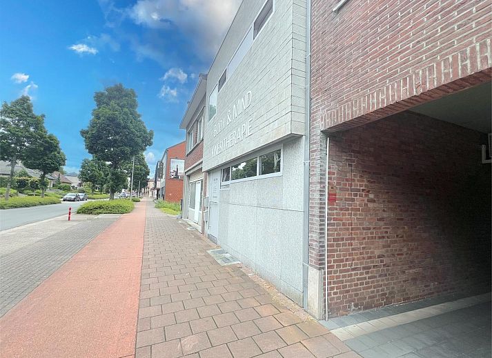 Gezellige eetruimte in 't Vennehuisje, vakantiehuis in Genk, Limburg, Belgie, met veel daglicht en moderne inrichting.