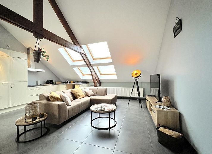 Moderne keuken in 't Vennehuisje, vakantiehuis in Genk, Limburg, Belgie met lichte kastdeuren en dakramen voor natuurlijk licht.