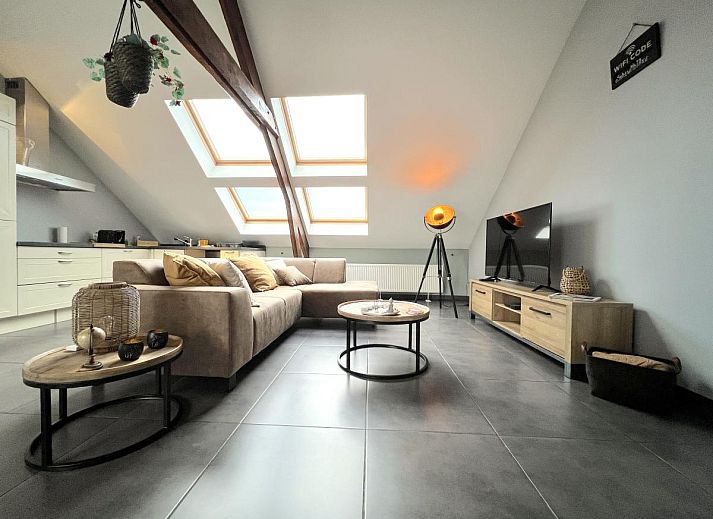 Moderne keuken in 't Vennehuisje, vakantiehuis in Genk, Limburg, Belgie met lichte kastdeuren en dakramen voor natuurlijk licht.