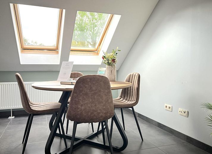 Moderne keuken in 't Vennehuisje, vakantiehuis in Genk, Limburg, Belgie met lichte kastdeuren en dakramen voor natuurlijk licht.