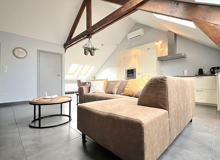Moderne keuken in 't Vennehuisje, vakantiehuis in Genk, Limburg, Belgie met lichte kastdeuren en dakramen voor natuurlijk licht.