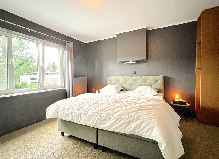 Moderne keuken in 't Vennehuisje, vakantiehuis in Genk, Limburg, Belgie met lichte kastdeuren en dakramen voor natuurlijk licht.