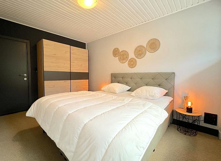 Moderne badkamer van t Vennehuisje, vakantiehuis in Genk, Limburg, Belgie, met ruime douche en stijlvolle inrichting.