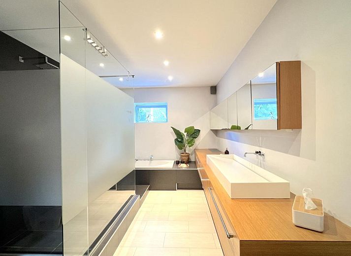 Moderne badkamer van t Vennehuisje, vakantiehuis in Genk, Limburg, Belgie, met ruime douche en stijlvolle inrichting.
