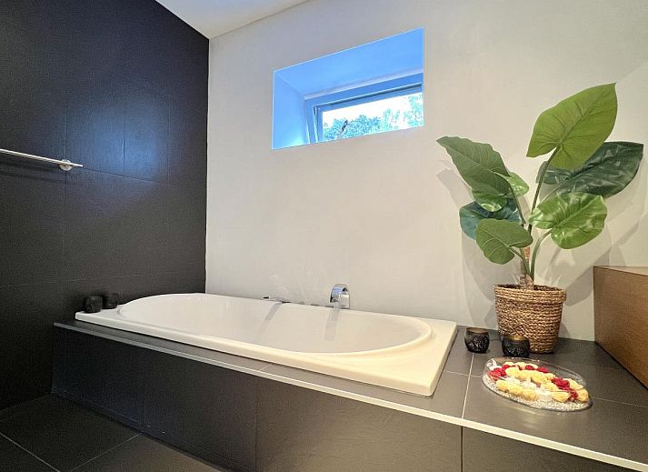 Moderne badkamer van t Vennehuisje, vakantiehuis in Genk, Limburg, Belgie, met ruime douche en stijlvolle inrichting.