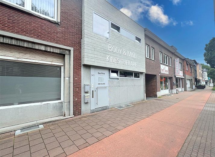 Geniet van de zon op het terras van 't Vennehuisje, een vakantiehuis in Genk, Limburg, omgeven door natuur en rust.