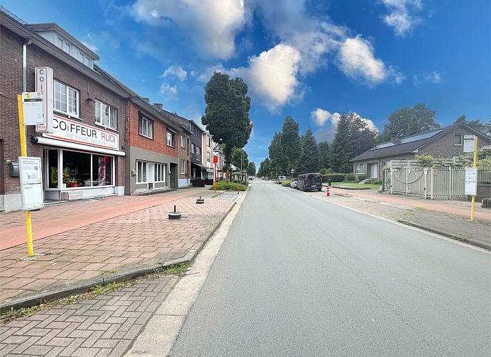 Geniet van de zon op het terras van 't Vennehuisje, een vakantiehuis in Genk, Limburg, omgeven door natuur en rust.