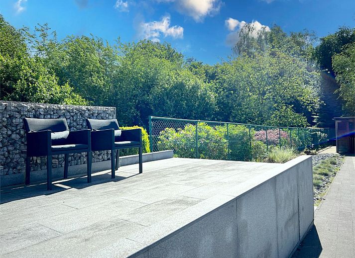 Geniet van de zon op het terras van 't Vennehuisje, een vakantiehuis in Genk, Limburg, omgeven door natuur en rust.