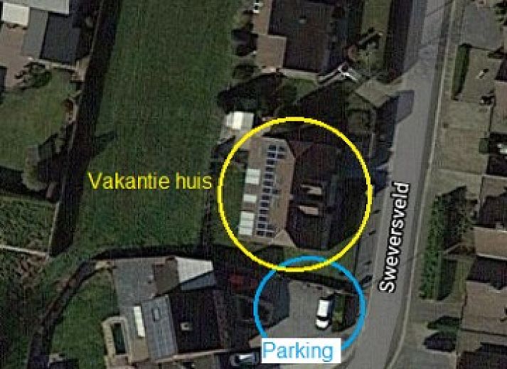Sfeervolle slaapkamer in De Maaskei vakantiehuis, Kinrooi, Limburg met houten plafonds en een grote kledingkast.