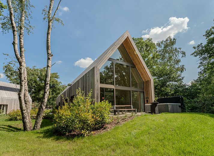 Lodge with Jacuzzi in Heusden-Zolder, Limburg, Belgium, featuring modern architecture and a relaxing Jacuzzi surrounded by nature.