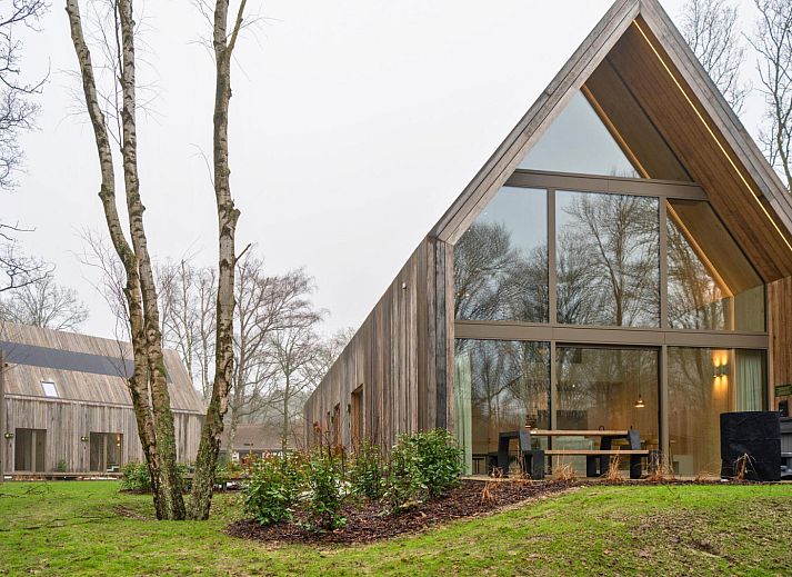 Lodge with Jacuzzi in Heusden-Zolder, Limburg, Belgium, featuring modern architecture and a relaxing Jacuzzi surrounded by nature.