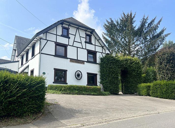 Ferienhaus Aux Hirondelles in Malmedy, Ardennen, mit traditioneller Fassade und gruener Umgebung.