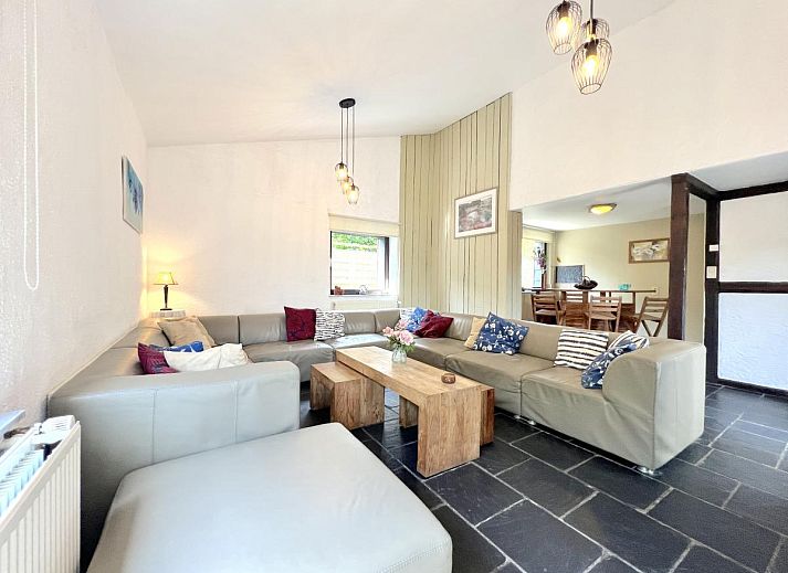 Ferienhaus Aux Hirondelles in Malmedy, Ardennen, mit traditioneller Fassade und gruener Umgebung.