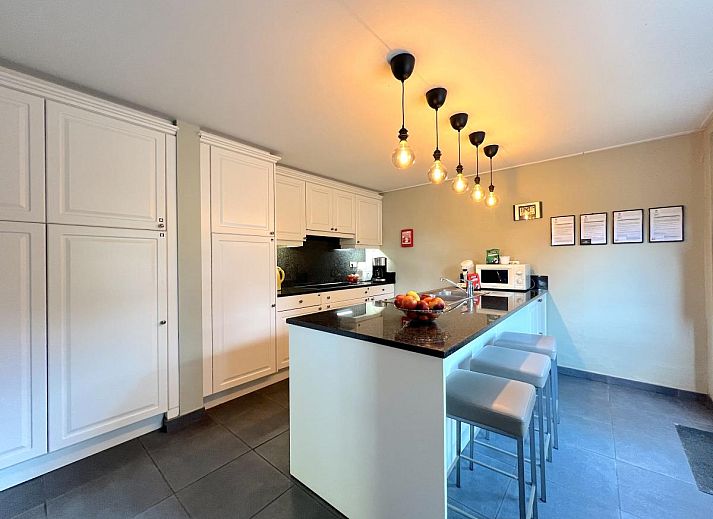 Ferienhaus Aux Hirondelles in Malmedy, Ardennen, mit traditioneller Fassade und gruener Umgebung.