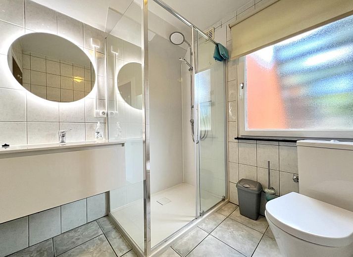 Gemuetliches Wohnzimmer des Ferienhauses Aux Hirondelles in Malmedy, Ardennen, mit grosser Sitzecke.