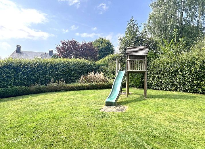 Gemuetliches Wohnzimmer des Ferienhauses Aux Hirondelles in Malmedy, Ardennen, mit grosser Sitzecke.
