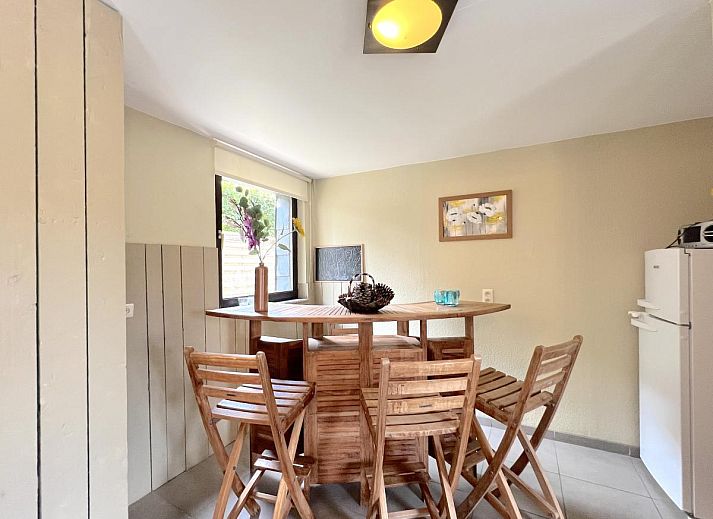 Grosses Esszimmer im Ferienhaus Aux Hirondelles in Malmedy, Ardennen, mit Holztischen und Stuehlen.