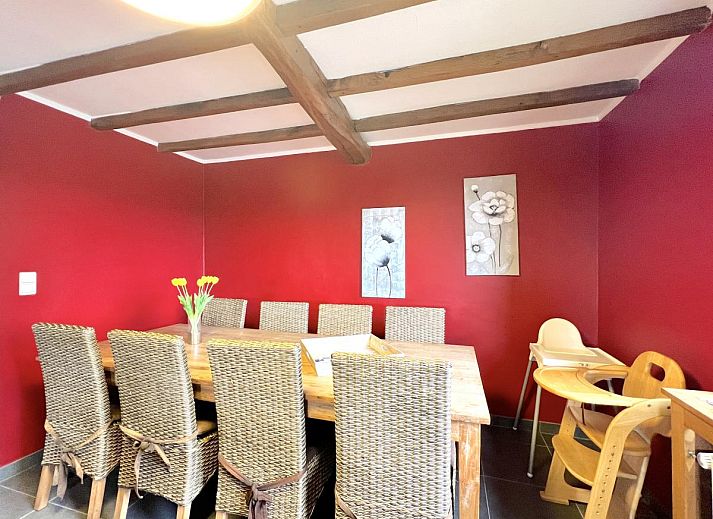Grosses Esszimmer im Ferienhaus Aux Hirondelles in Malmedy, Ardennen, mit Holztischen und Stuehlen.