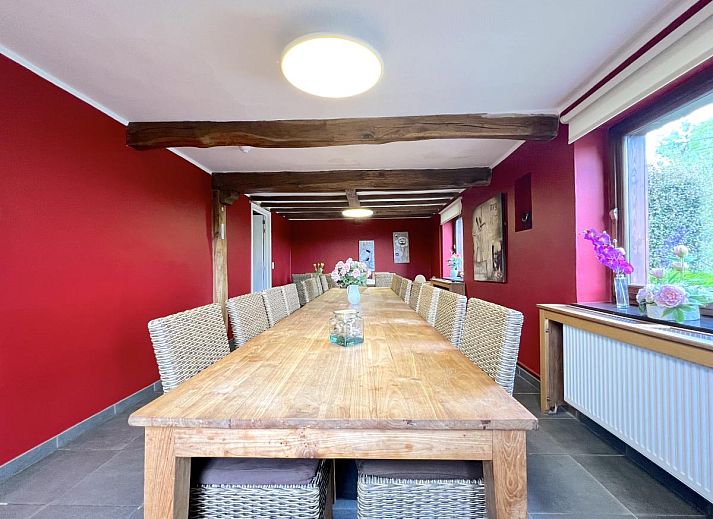 Grosses Esszimmer im Ferienhaus Aux Hirondelles in Malmedy, Ardennen, mit Holztischen und Stuehlen.