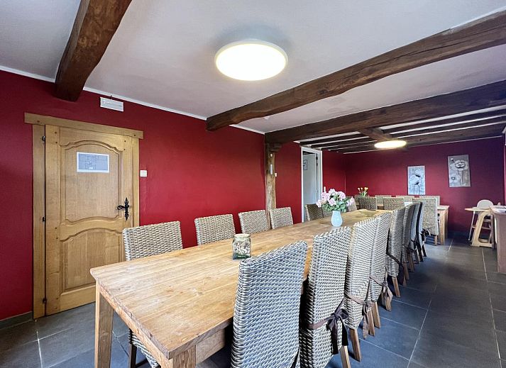 Grosses Esszimmer im Ferienhaus Aux Hirondelles in Malmedy, Ardennen, mit Holztischen und Stuehlen.