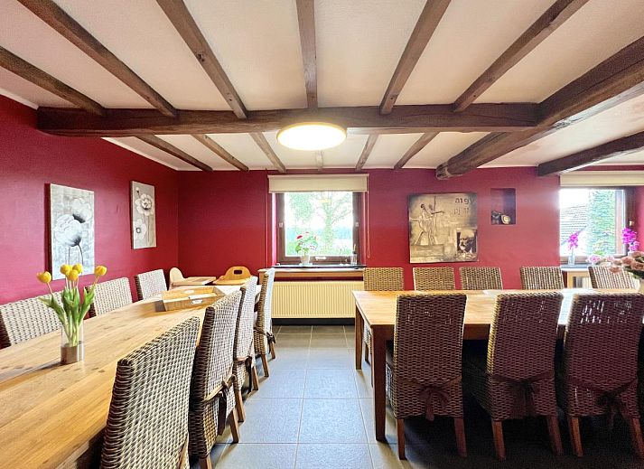 Moderne Kueche des Ferienhauses Aux Hirondelles in Malmedy, Ardennen, mit Bar und Beleuchtung.