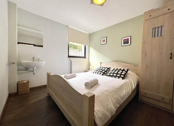 Komfortables Schlafzimmer im Ferienhaus Aux Hirondelles in Malmedy, Ardennen, mit Holzmoebeln.
