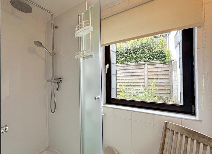 Komfortables Schlafzimmer im Ferienhaus Aux Hirondelles in Malmedy, Ardennen, mit Holzmoebeln.