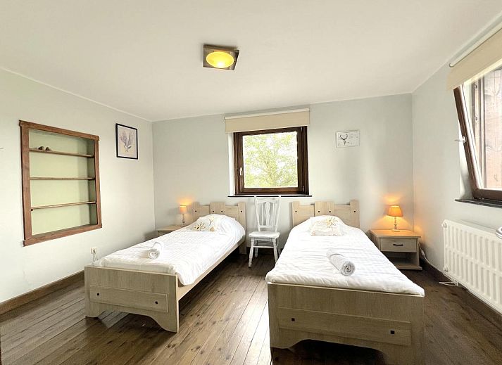 Komfortables Schlafzimmer im Ferienhaus Aux Hirondelles in Malmedy, Ardennen, mit Holzmoebeln.
