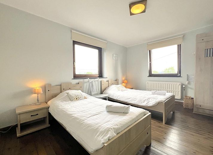 Komfortables Schlafzimmer im Ferienhaus Aux Hirondelles in Malmedy, Ardennen, mit Holzmoebeln.