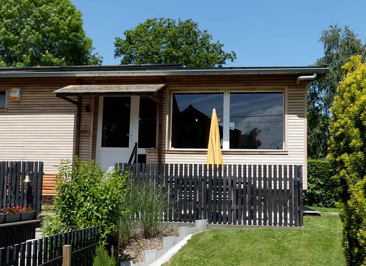 Ruim grasveld en terras bij Huisje in La Reid, vakantiehuis in de Ardennen, Luik, Belgie.