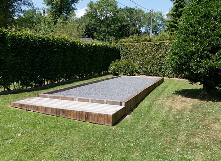 Zonnig terras en groene omgeving bij Huisje in La Reid, vakantiehuis in de Ardennen, Luik, Belgie.
