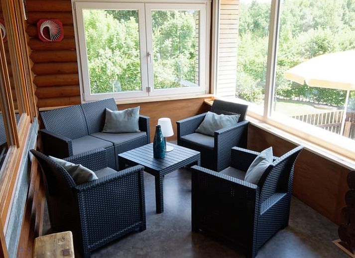 Zonnig terras en groene omgeving bij Huisje in La Reid, vakantiehuis in de Ardennen, Luik, Belgie.