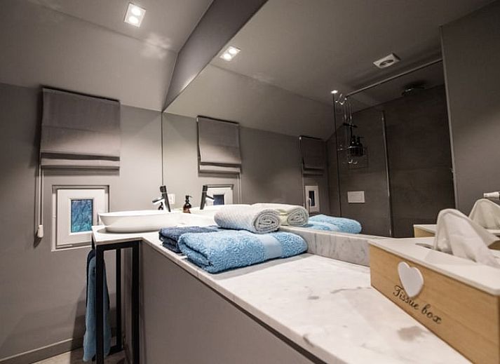 Delicious breakfast at Cottage in Aubel, bed and breakfast in the Ardennes, with freshly baked breads and local products.