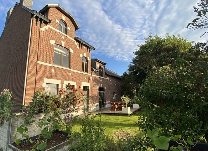 Stijlvolle slaapkamer in Vakantiehuis in Aubel, Ardennen, Belgie, met kleurrijk tapijt en moderne inrichting.