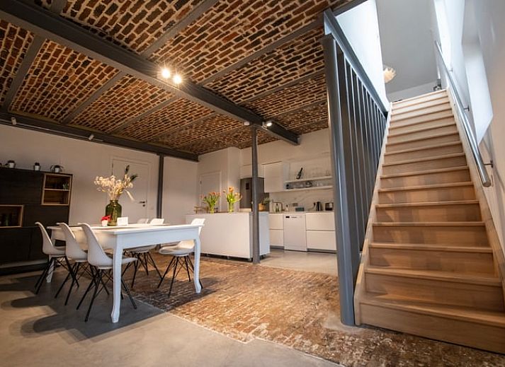 Charmante buitenkant van Vakantiehuis in Aubel, gelegen in de groene Ardennen van Belgie, omgeven door bloeiende tuinen.