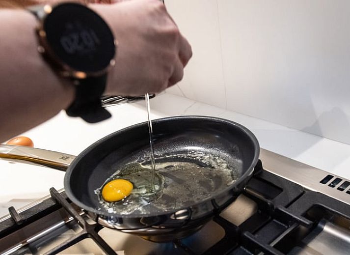 Charmante buitenkant van Vakantiehuis in Aubel, gelegen in de groene Ardennen van Belgie, omgeven door bloeiende tuinen.