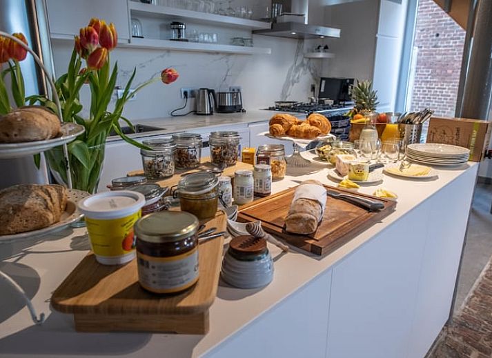 Charmante buitenkant van Vakantiehuis in Aubel, gelegen in de groene Ardennen van Belgie, omgeven door bloeiende tuinen.
