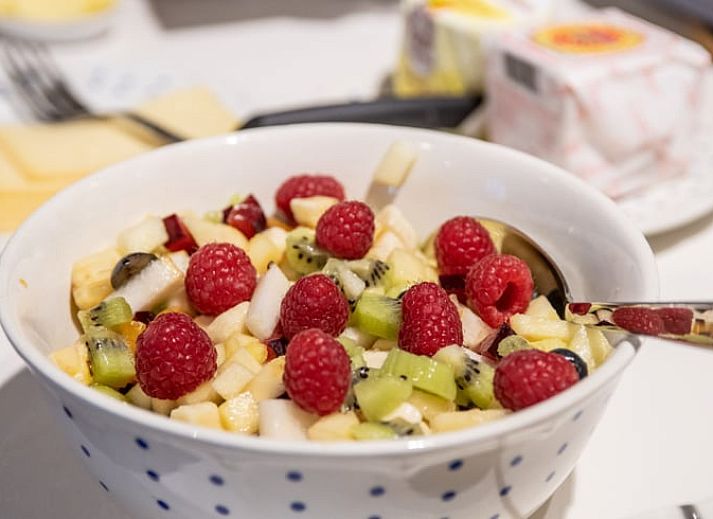 Ontbijt met lokale lekkernijen in de keuken van Vakantiehuis in Aubel, een bed and breakfast in de Ardennen, Belgie.