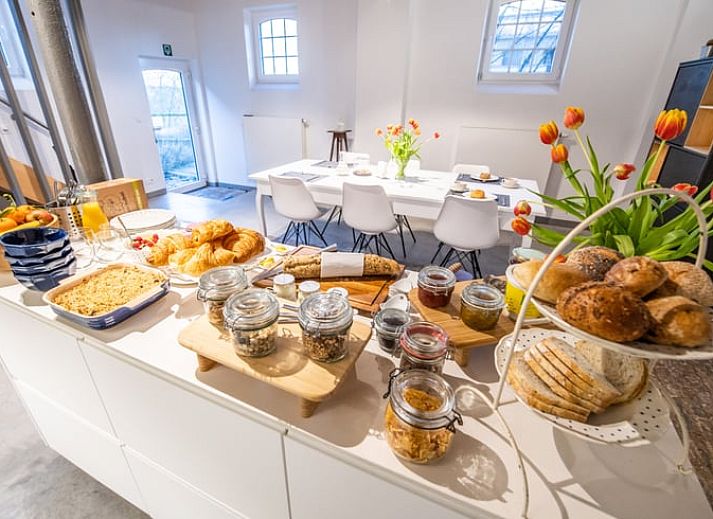 Ontbijt met lokale lekkernijen in de keuken van Vakantiehuis in Aubel, een bed and breakfast in de Ardennen, Belgie.
