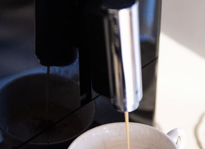 Ontbijt met lokale lekkernijen in de keuken van Vakantiehuis in Aubel, een bed and breakfast in de Ardennen, Belgie.