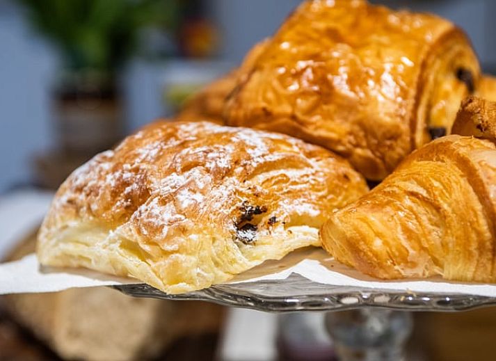 Ontbijt met lokale lekkernijen in de keuken van Vakantiehuis in Aubel, een bed and breakfast in de Ardennen, Belgie.