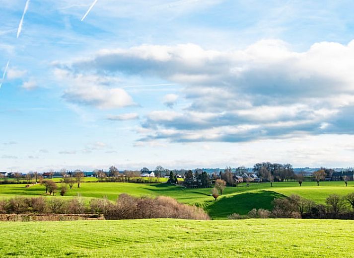 Prachtige zonsondergang over de velden bij Vakantiehuis in Aubel, een serene bed and breakfast in de Ardennen, Belgie.