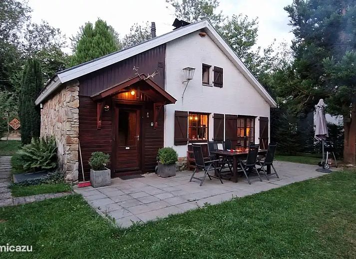 Chalet Pont du Waud, ein charmantes Ferienhaus in Waimes in den Ardennen mit einer gemuetlichen Terrasse und einer gruenen Umgebung.