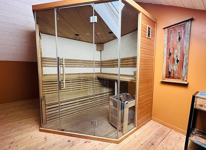 Geniet van ontspanning bij Les Ecuries du Lac in Waimes, Ardennen. Vakantiehuis met binnenzwembad en klimmuur voor actieve recreatie.