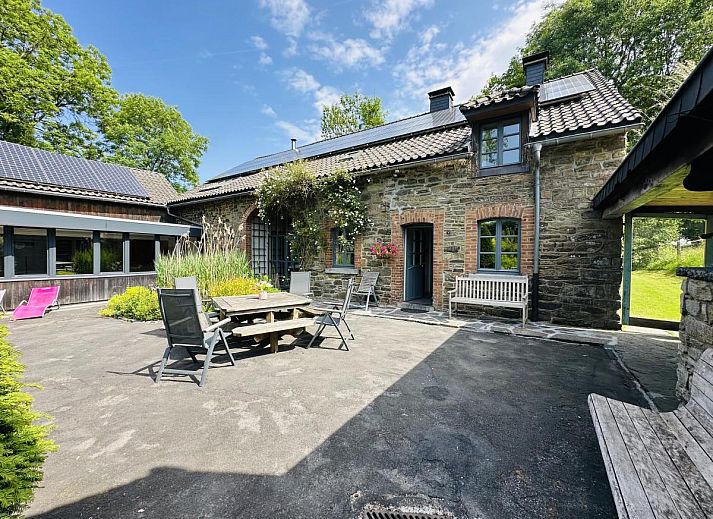 Geniet van ontspanning bij Les Ecuries du Lac in Waimes, Ardennen. Vakantiehuis met binnenzwembad en klimmuur voor actieve recreatie.