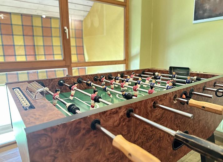 Geniet van ontspanning bij Les Ecuries du Lac in Waimes, Ardennen. Vakantiehuis met binnenzwembad en klimmuur voor actieve recreatie.