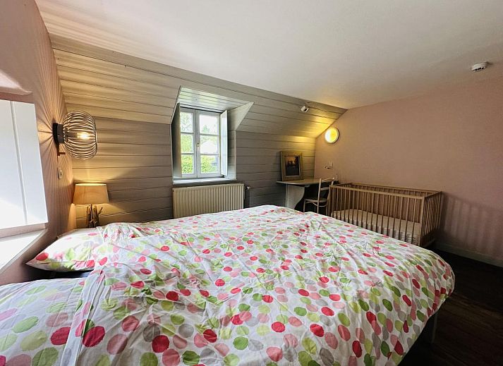 Geniet van de rust bij Les Ecuries du Lac, een charmant vakantiehuis in Waimes, Ardennen, met een zonnig terras en groene omgeving.