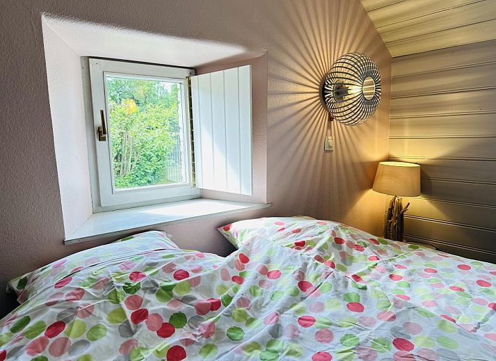 Geniet van de rust bij Les Ecuries du Lac, een charmant vakantiehuis in Waimes, Ardennen, met een zonnig terras en groene omgeving.