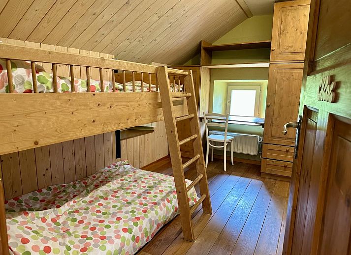 Geniet van de rust bij Les Ecuries du Lac, een charmant vakantiehuis in Waimes, Ardennen, met een zonnig terras en groene omgeving.