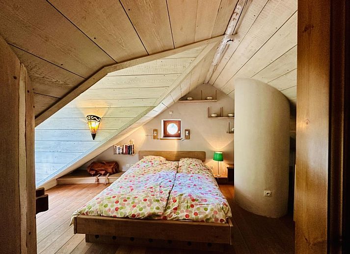 Gezellige woonkamer in Les Ecuries du Lac vakantiehuis, Waimes, Ardennen, met comfortabele bank en moderne tv voor ontspanning.